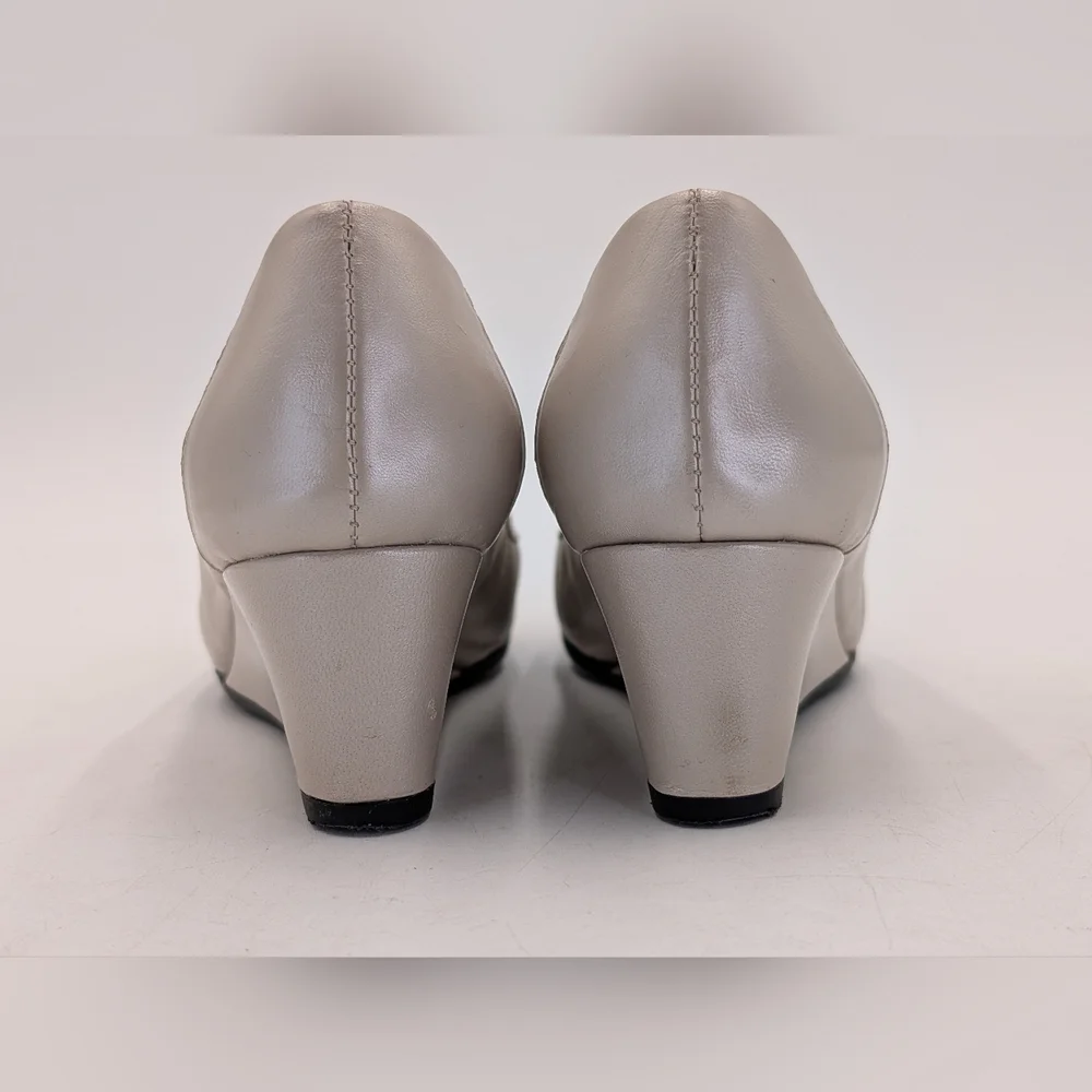 VANELi Cap Toe Elegant Ivory/Gold Women's Flats Size 5M Low Wedge Pumps / Heels